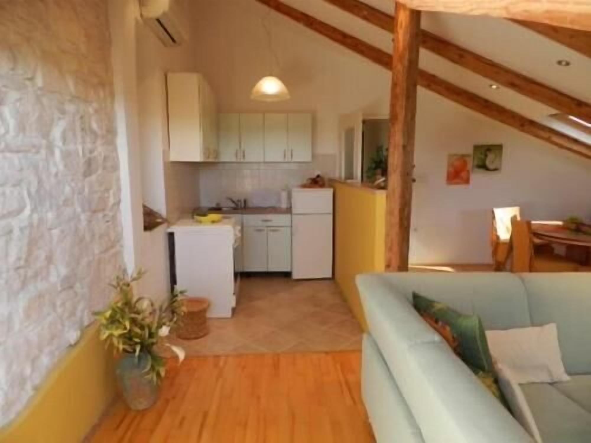 Departamento (A2) | Cocina privada | Refrigerador, horno, parrilla de estufa y tetera eléctrica 