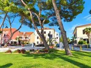 Eine Straße mit Gebäuden, Bäumen und blauem Himmel.