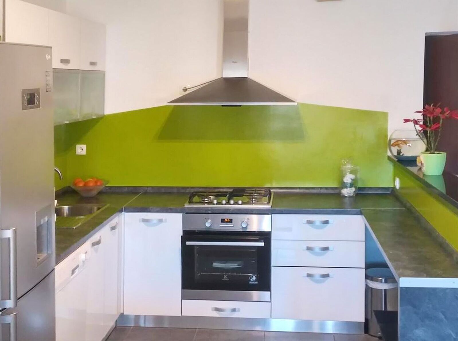 Appartement (A2) | Privékeuken | Een koelkast, een magnetron, een kookplaat, een waterkoker