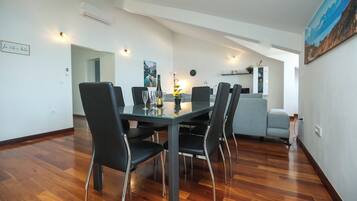 Apartment (A2) | Dining