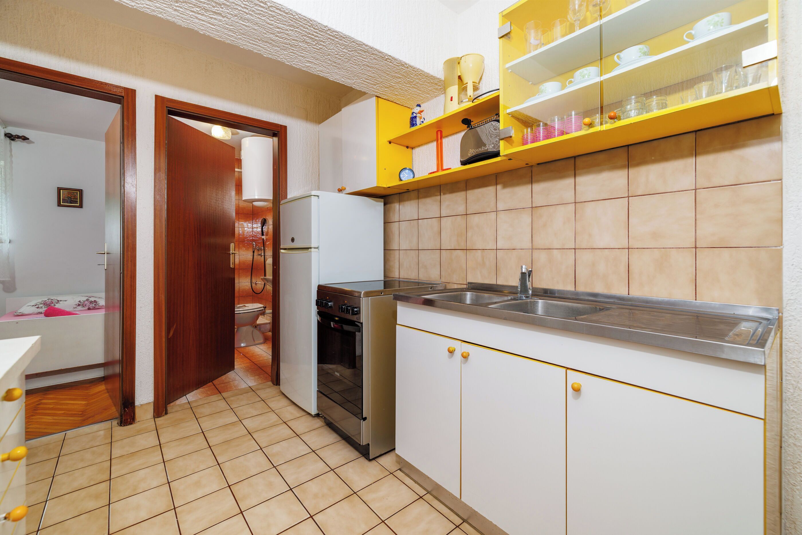 Appartement (A1) | Cuisine privée | Réfrigérateur, four à micro-ondes, un four, surface de cuisson