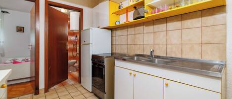 Appartement (A1) | Cuisine privée | Réfrigérateur, four à micro-ondes, un four, surface de cuisson