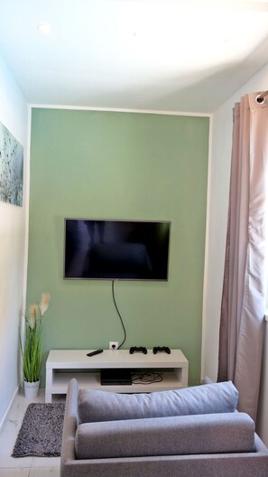 House | Television - House Yellow (Dobrinj)