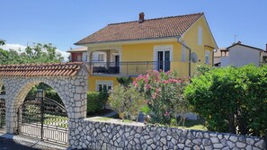 Building design - House Yellow (Dobrinj)