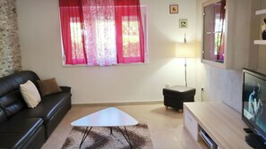 House | Living room | DVD player - House Yellow (Dobrinj)
