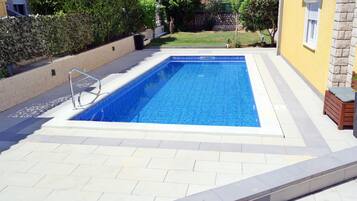 حمّام سباحة خارجي