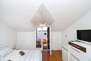 Room (S1) - Apartments and Room Agiss With Pool (Vodice)