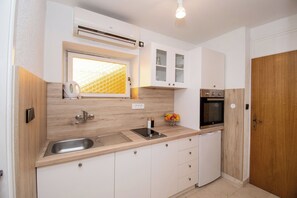 Apartment (A2) | Private kitchen - Apartments and Room Agiss With Pool (Vodice)