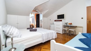 Room (S1) - Apartments and Room Agiss With Pool (Vodice)