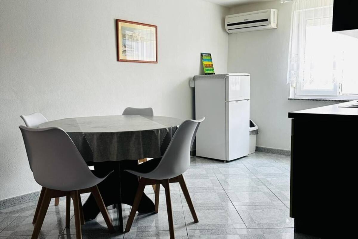 Apartamento (A6) | Cozinha privada | Geladeira, cooktop, chaleira elétrica