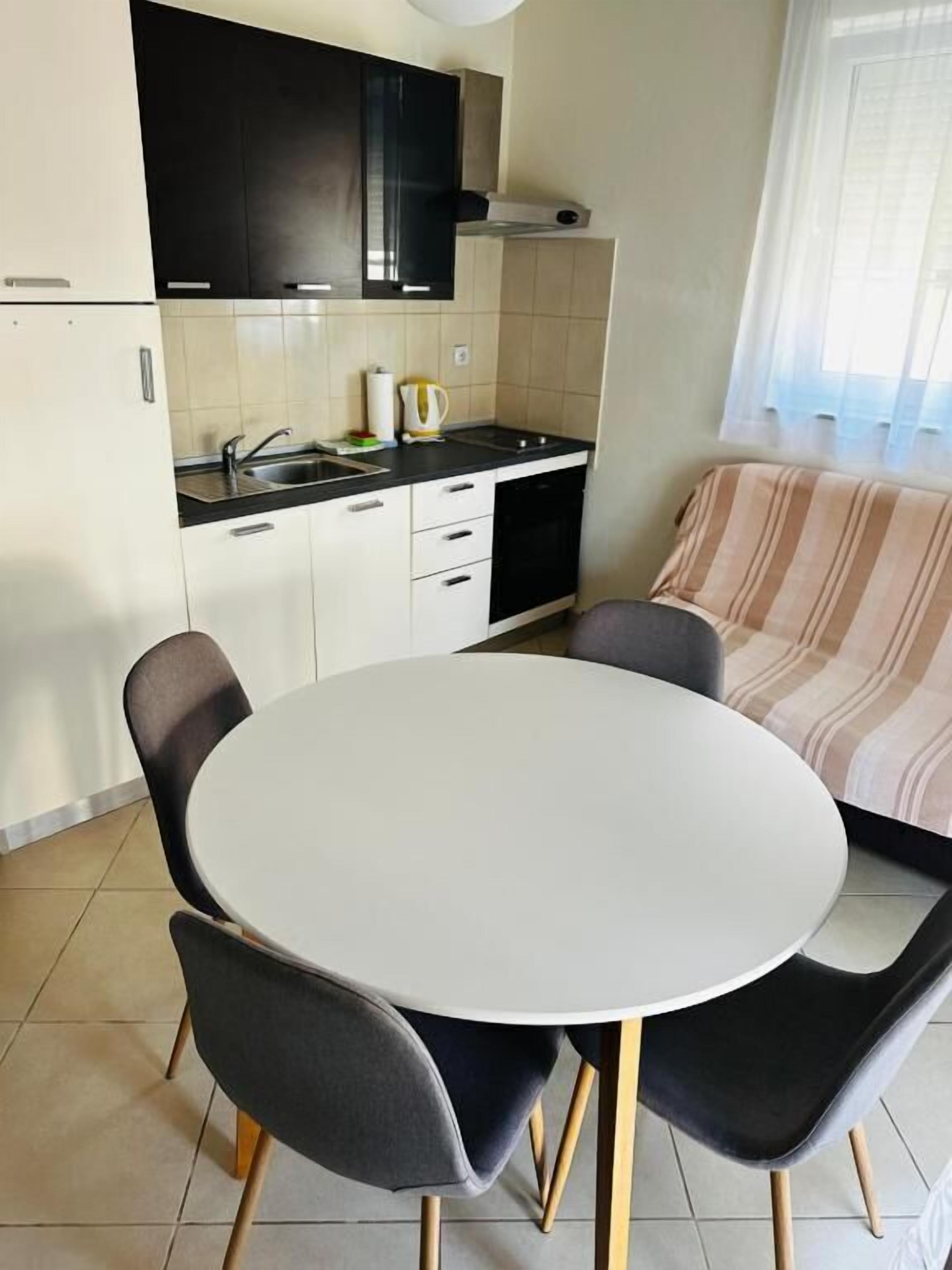 Appartement (A4) | Cuisine privée | Réfrigérateur, surface de cuisson, bouilloire électrique