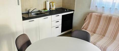 Appartement (A4) | Cuisine privée | Réfrigérateur, surface de cuisson, bouilloire électrique