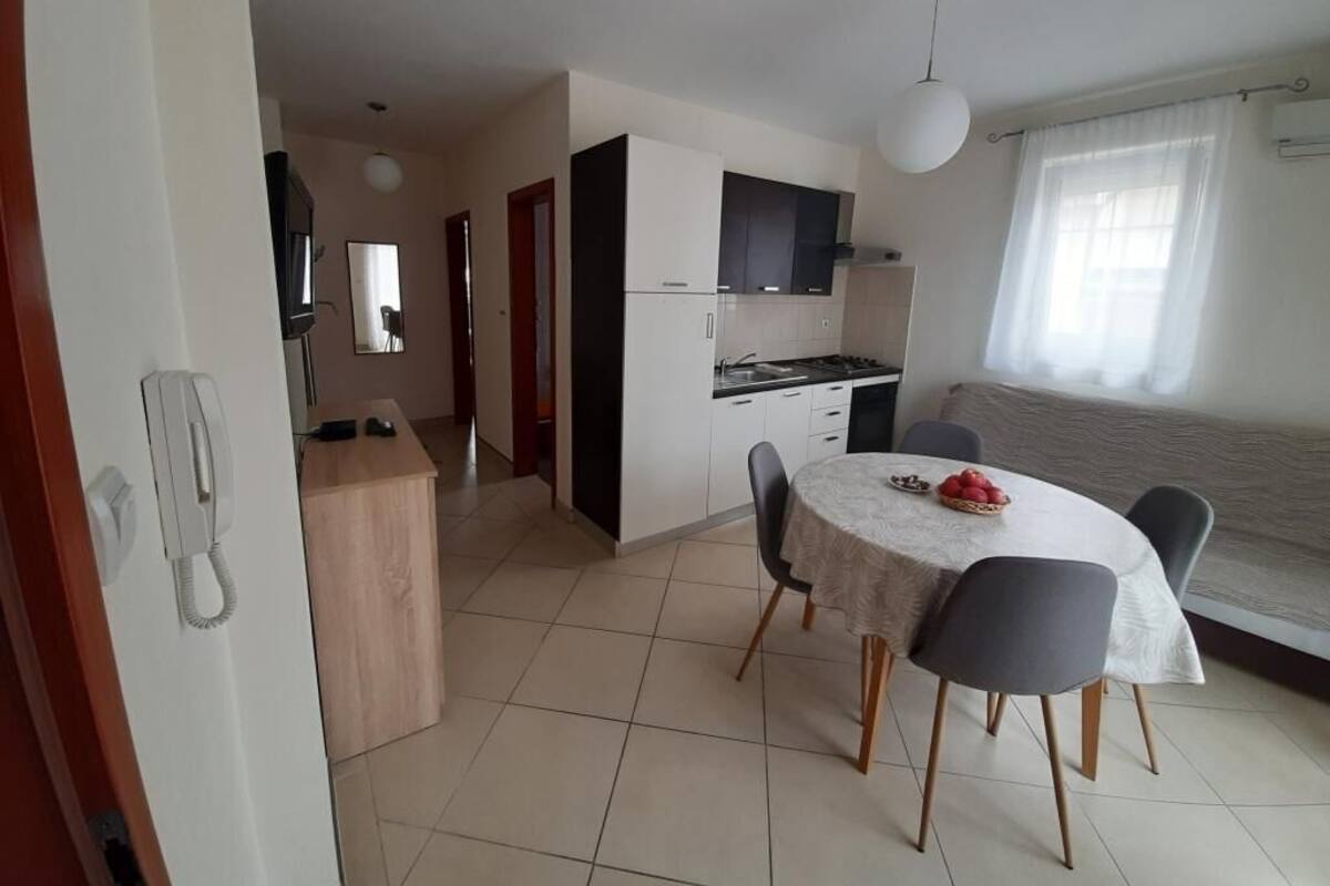 Apartamento (A4) | Cozinha privada | Geladeira, cooktop, chaleira elétrica