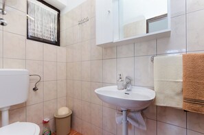 Apartment (A2) | Bathroom | Towels - Apartments Luka (Rab)