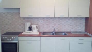 Apartment (A1) | Private kitchen | Fridge, microwave, oven, stovetop