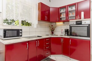 Apartamento (A3) | Cocina privada | Frigorífico, microondas, horno y placa de cocina