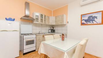 Appartement (A2) | Privékeuken | Een koelkast, een magnetron, een oven, een kookplaat