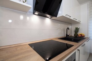 Appartement (A1) | Cuisine privée | Réfrigérateur, micro-ondes, four, plaque de cuisson