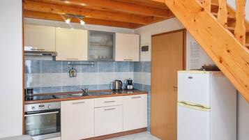 Apartment (A3) | Private kitchen | Fridge, stovetop, cookware/dishes/utensils