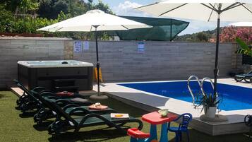 Kolam renang terbuka, kerusi lepak pantai