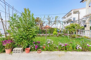 Courtyard - Apartments Mijatovic (Lopar)