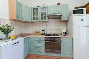 Apartamento (A1) | Cozinha privada | Geladeira, micro-ondas, fogão, cooktop