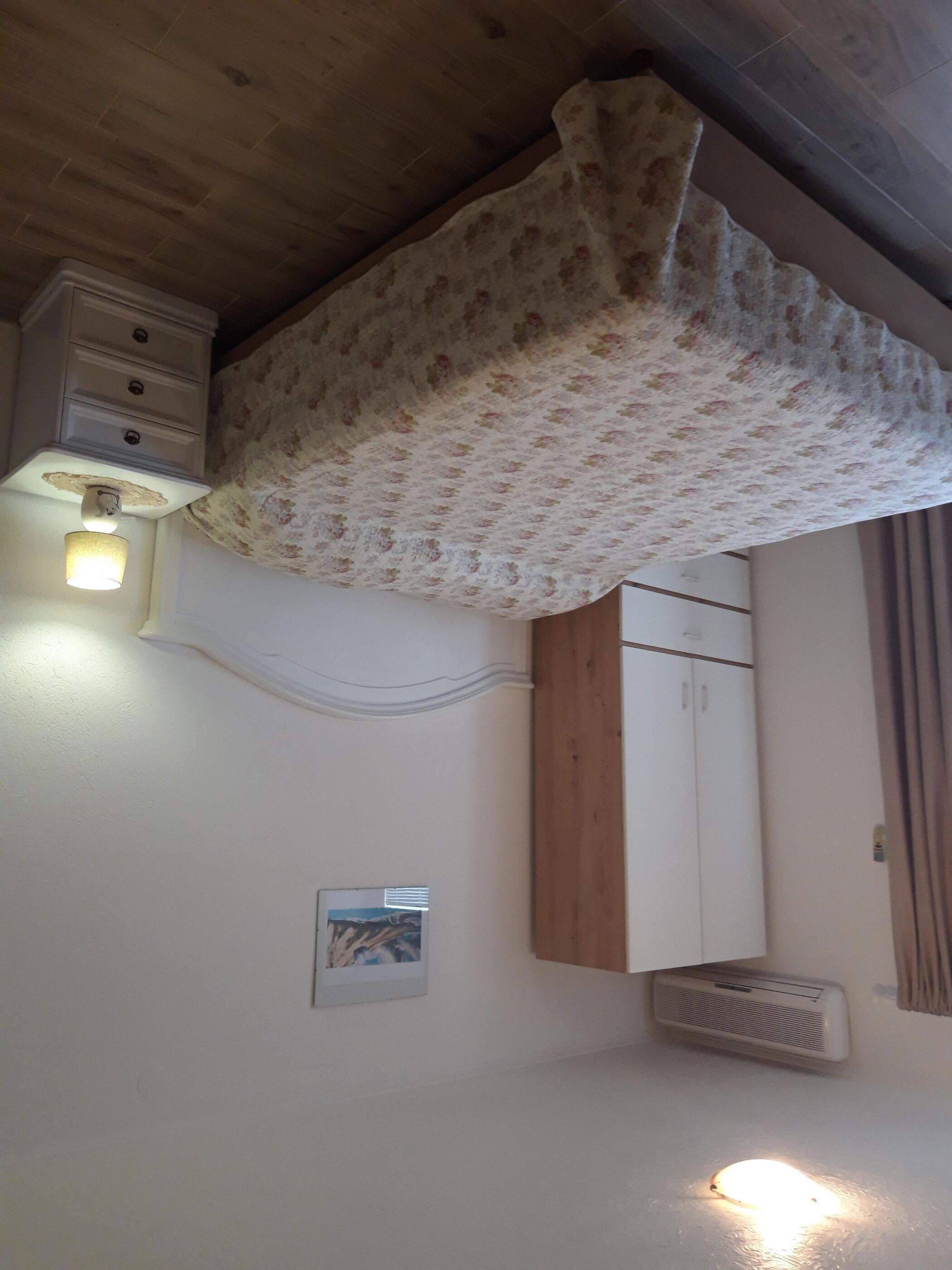 Room (S2)