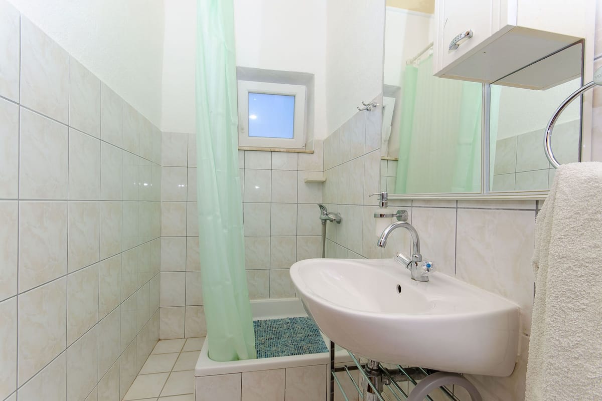 Chambre (S1) | Salle de bain | Douche, savon