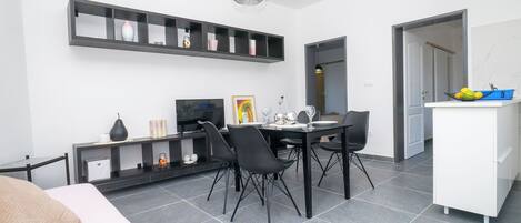 Apartment (A2) | Dining