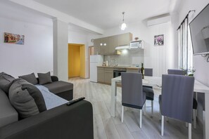 A modern apartment with a living area, kitchen, and dining space. - Apartment Danijel (Novi Vinodolski)