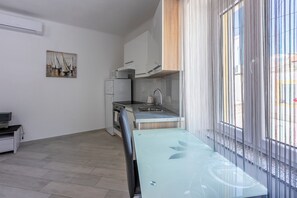 Studio (A1) | Eget kök | Kylskåp, mikrovågsugn, ugn och spishäll