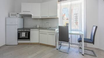 Studio (A1) | Private kitchen | Fridge, microwave, oven, stovetop