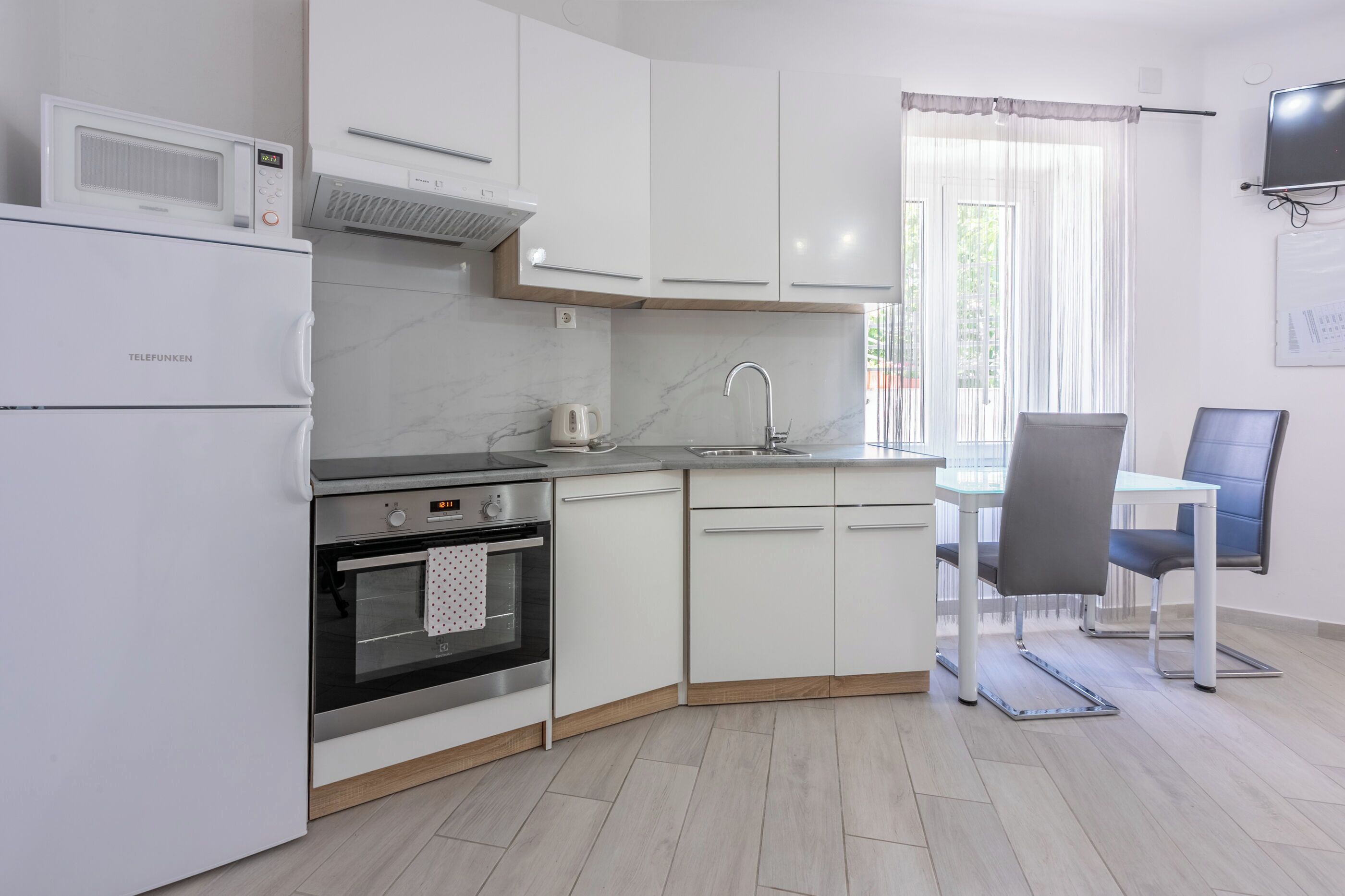 Refrigerador, microondas, horno, placa de cocina