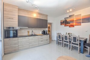 Huoneisto (A1) | Yksityinen keittiö | Jääkaappi, mikroaaltouuni, uuni, liesi