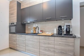 Huoneisto (A1) | Yksityinen keittiö | Jääkaappi, mikroaaltouuni, uuni, liesi