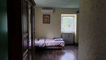 House | Iron/ironing board, WiFi (free)