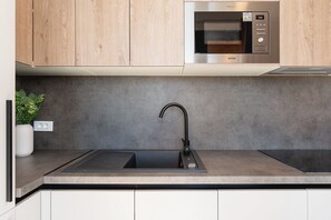 Tủ lạnh, lò vi sóng, bếp nấu, dụng cụ nấu nướng/bát dĩa/dao nĩa