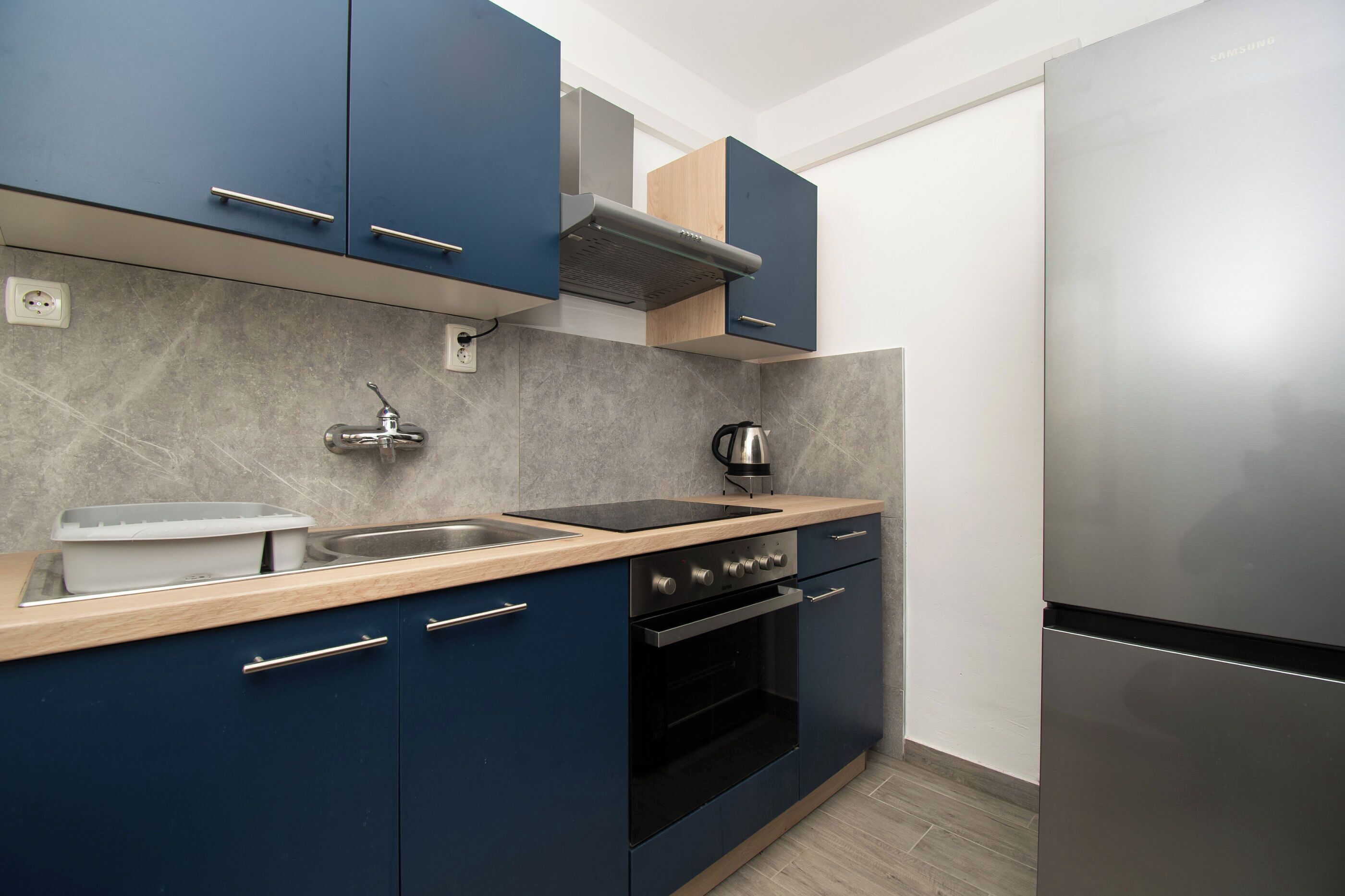 Huoneisto (A4) | Yksityinen keittiö | Jääkaappi, liesi, vedenkeitin, keittoastiat/astiat/ruokailuvälineet