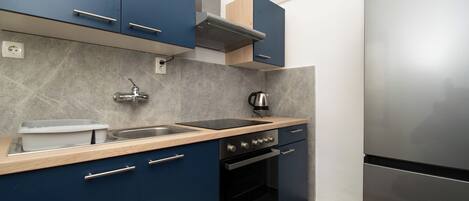 Appartement (A4) | Cuisine privée | Réfrigérateur, surface de cuisson, bouilloire électrique