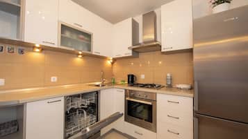 Apartment (A1) | Eigene Küche | Kühlschrank, Herdplatte, Geschirrspüler, Wasserkocher