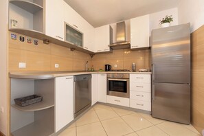 Apartment (A1) | Private kitchen | Fridge, oven, stovetop, dishwasher - Apartments Nina & Mili (Podgora)
