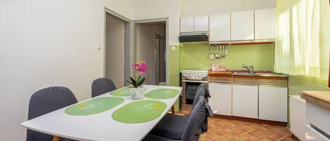 Appartement (A1) | Cuisine privée | Réfrigérateur, un four, surface de cuisson, cafétiÚre à espresso