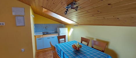 Huoneisto (A1) | Yksityinen keittiö | Jääkaappi, liesi, vedenkeitin, keittoastiat/astiat/ruokailuvälineet