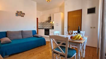 Apartemen (A1) | Dapur pribadi | Lemari es, oven, kompor, dan mesin espresso