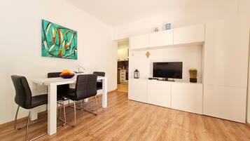 Apartment (A1) | Dining