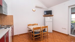 Apartment (A2) | Private kitchen - Apartments Nikola (Nin)