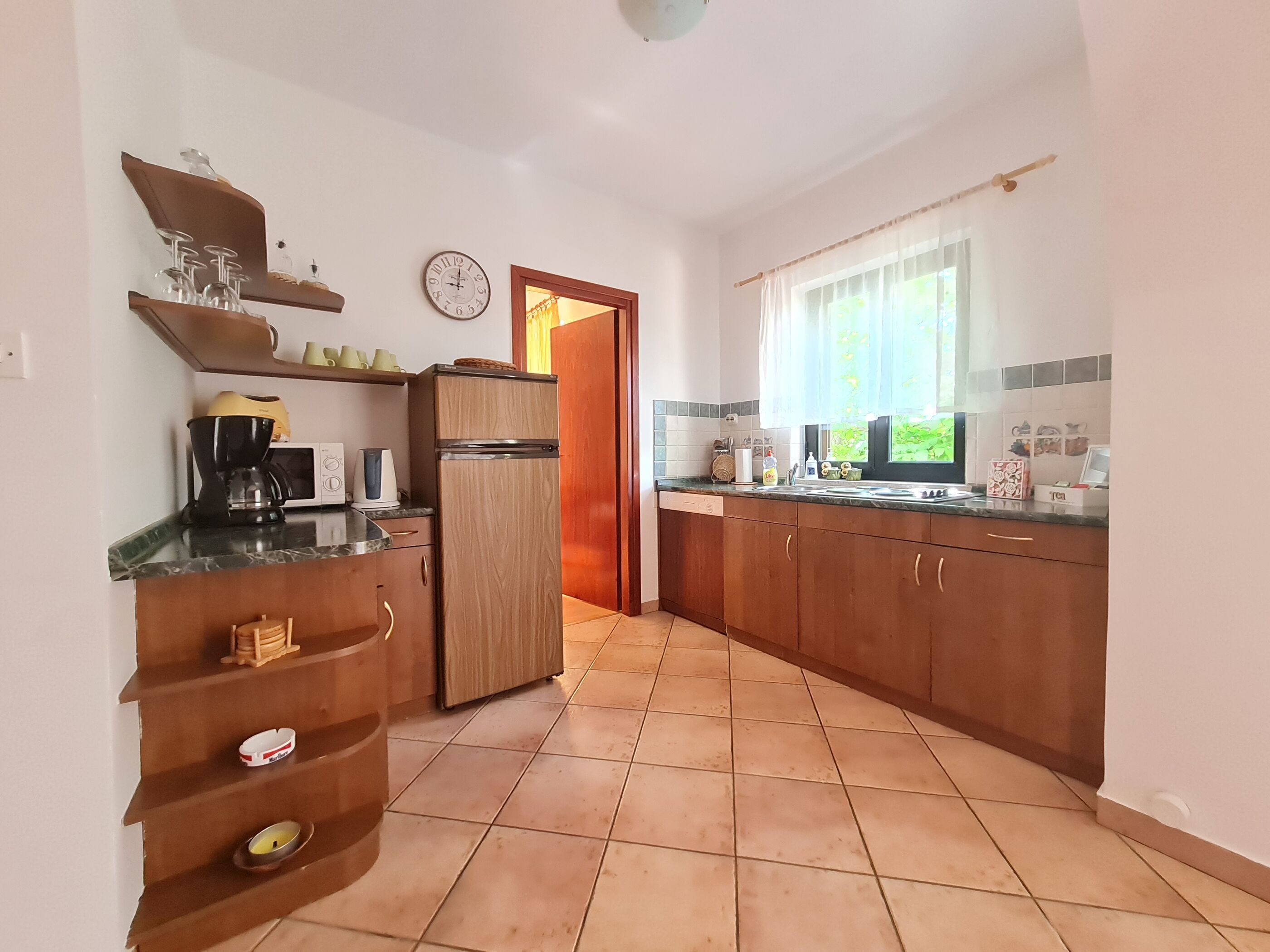 Refrigerador, microondas, placa de cocina, cafetera expreso