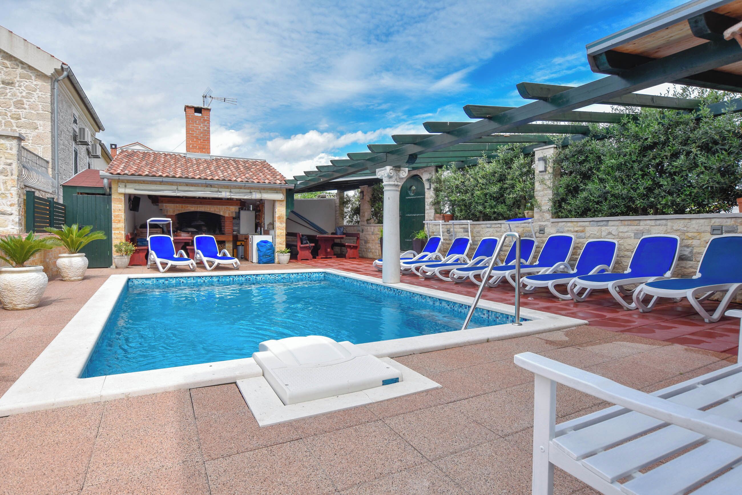 حمّام سباحة خارجي