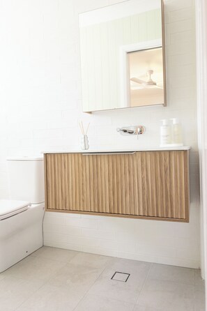 Een douche, een haardroger, handdoeken, zeep