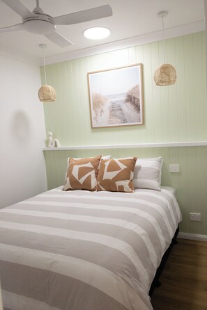 2 bedrooms, iron/ironing board, WiFi, bed sheets - Studio11@Vincentia offers a quiet, intimate escape designed for pure relaxation. (Vincentia)